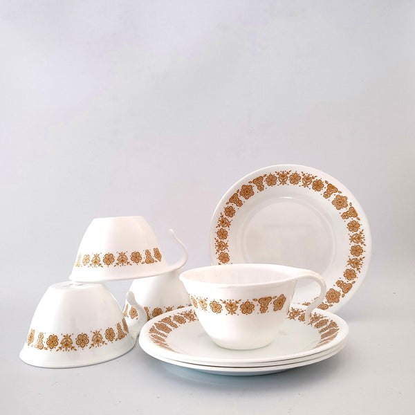 קורנינג, 4 ספלים נערמים ו - 4 צלחות עוגה, מהסדרה Butterfly Gold