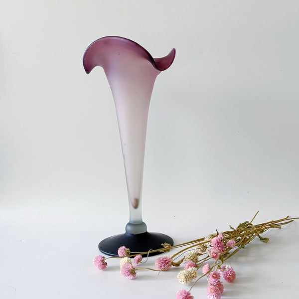 Lily vase - אגרטל זכוכית מהמם גבוה (33 ס"מ), עם מפתח פרח, בצבעוניות מתחלפת, וינטג'