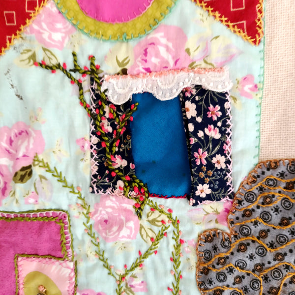 עבודת טלאים (Quilt) גדולה לתליה, עבודת יד, צבעונית ומהממת