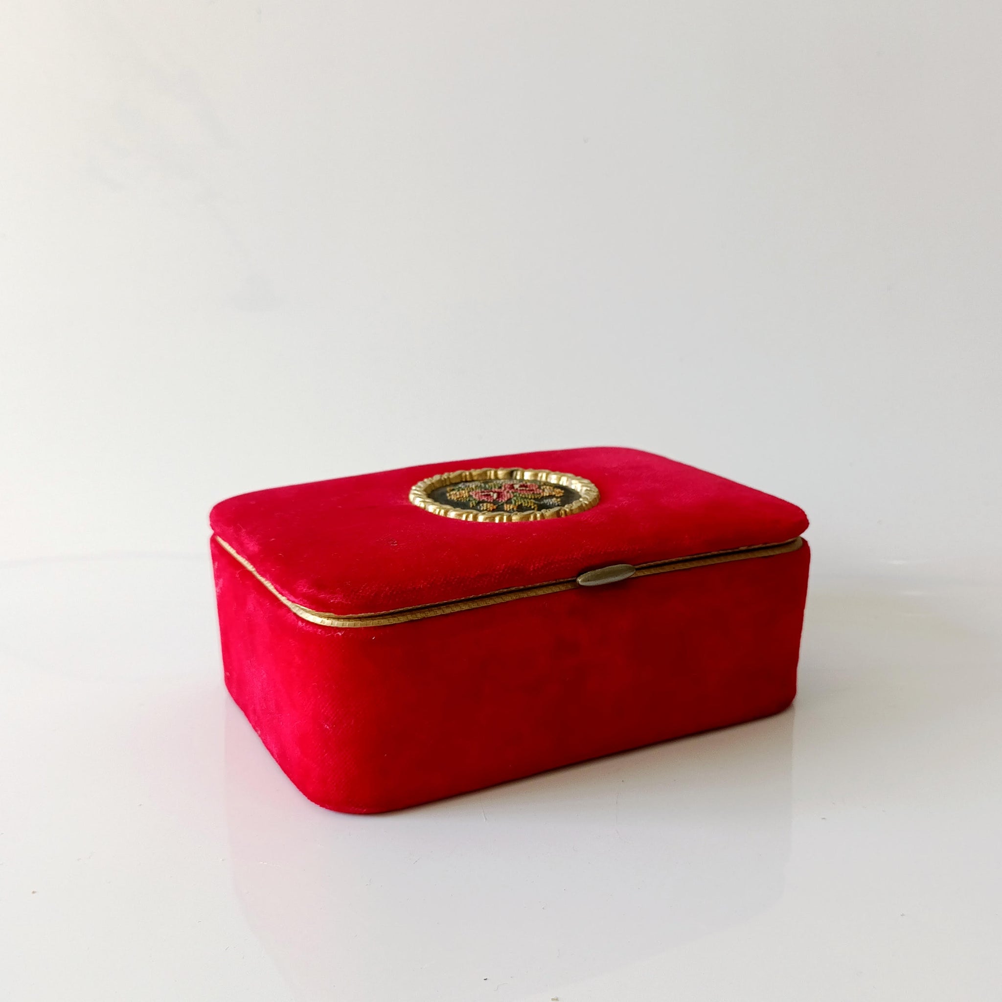 קופסת תכשיטים מקטיפה עם רקמה פטיט פוינט, וינטג' ישראלי, רוזנפלד