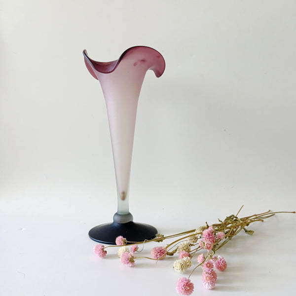Lily vase - אגרטל זכוכית מהמם גבוה (33 ס"מ), עם מפתח פרח, בצבעוניות מתחלפת, וינטג'