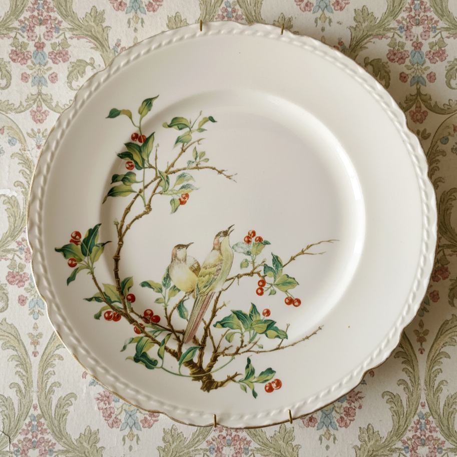 צלחת גדולה (קוטר 26 ס"מ) לתליה, בעיטור ציפורים, וינטג' אנגלי