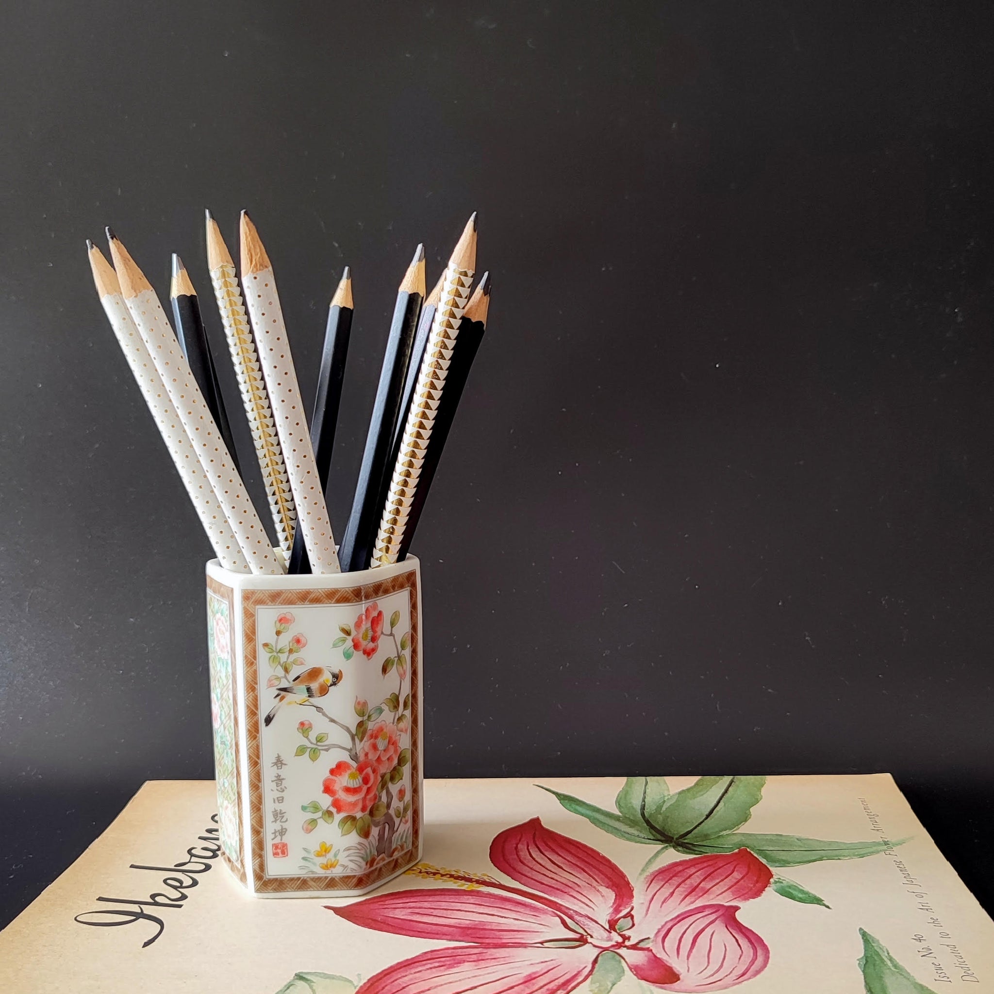 אגרטל קטן/כלי לעפרונות, איור פרחים מסורתי, וינטג' יפני
