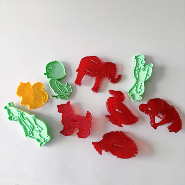 9 חותכני עוגיות מפלסטיק, וינטג' אמריקאי, שנות החמישים-שישים
