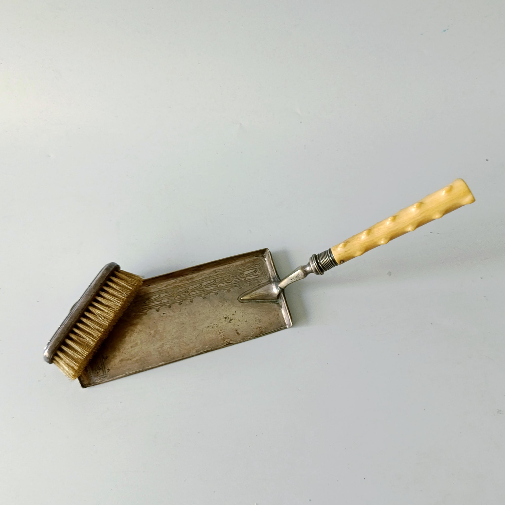 יעה ומברשת לניקוי פירורים מהשולחן, וינטג' אנגלי, Silver Plated